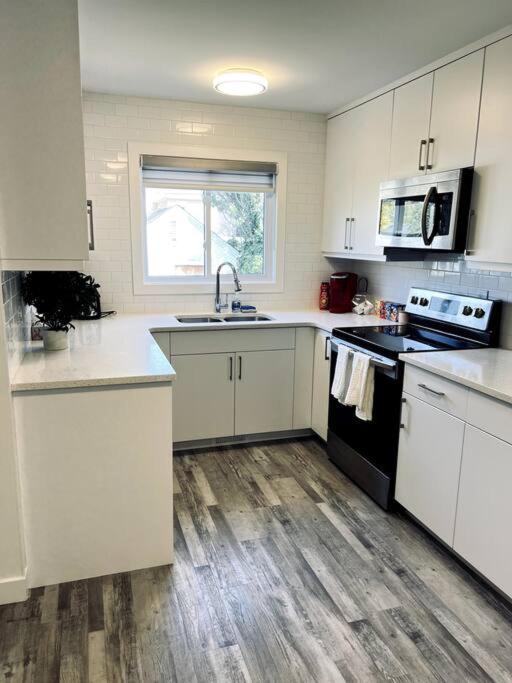 Vila Walking Distance To St Boniface, Easy Parking Winnipeg Exteriér fotografie